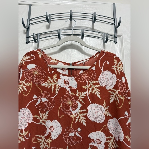 Maurice’s Short Sleeve Blouse Color Rust w/ white poppy flowers women’s XXL EUC - Picture 3 of 16